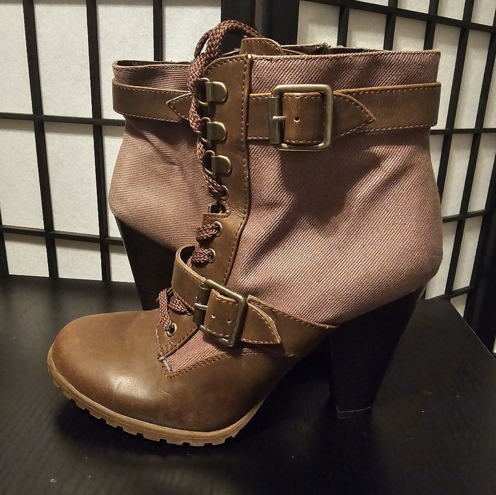Apostrophe Victorian Safari Lace up Boots‎ Size 9